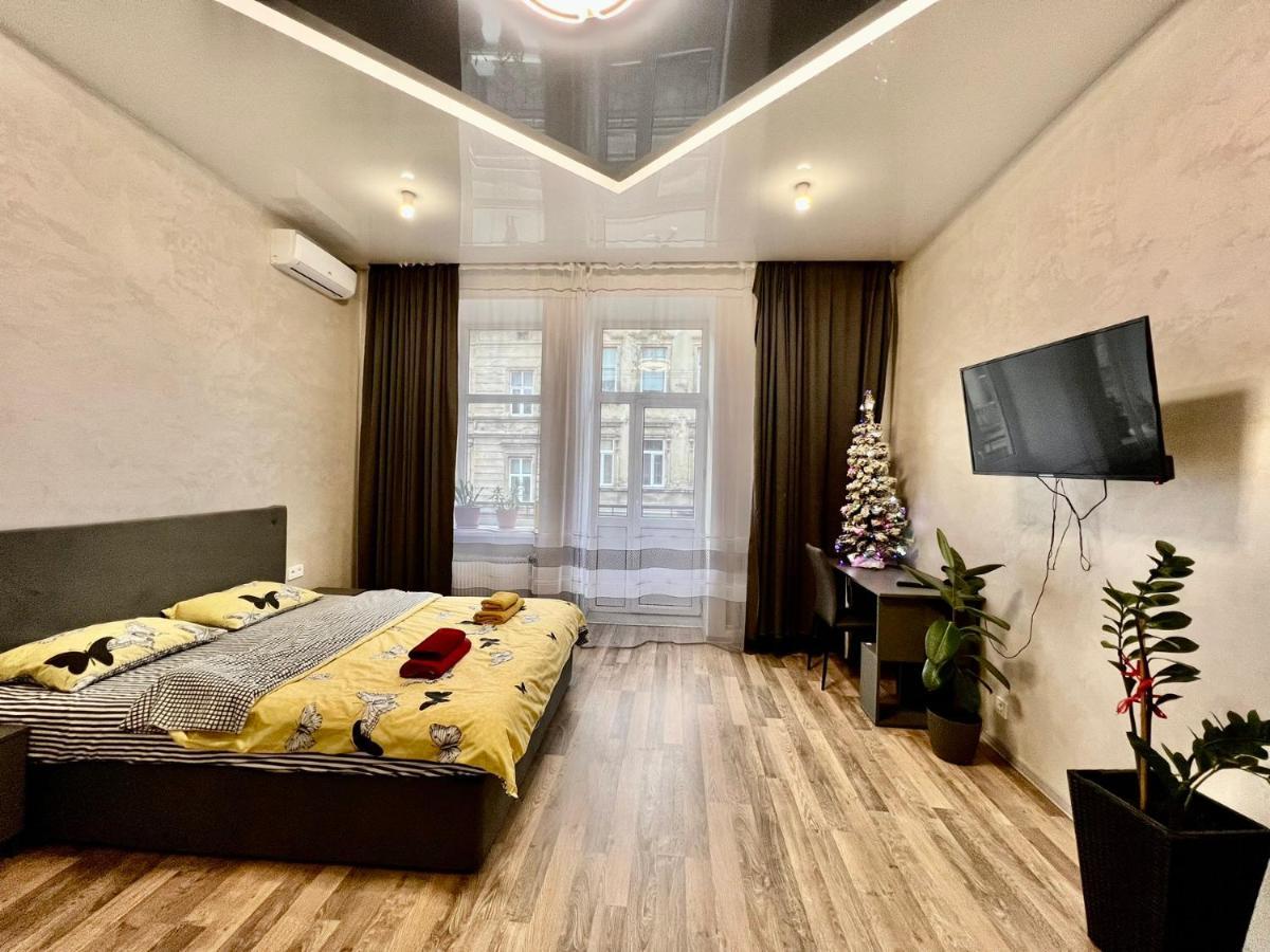 Kulisha 2Bedroom Apartment Near Opera House With Balcony リヴィウ エクステリア 写真