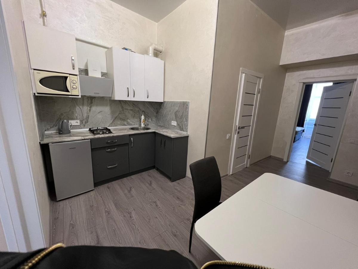 Kulisha 2Bedroom Apartment Near Opera House With Balcony リヴィウ エクステリア 写真