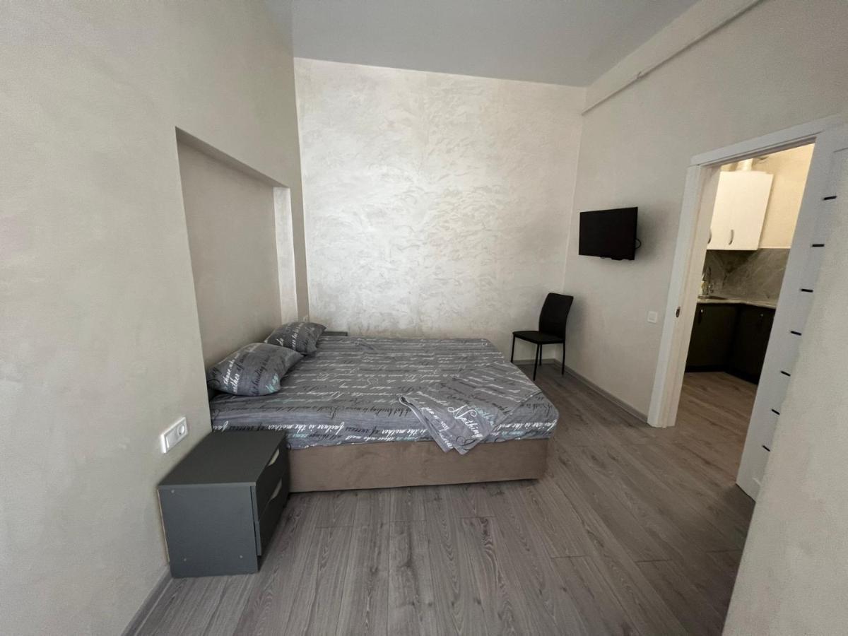 Kulisha 2Bedroom Apartment Near Opera House With Balcony リヴィウ エクステリア 写真